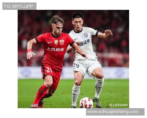 绝境时刻力挽狂澜 足球球星关键进球点燃全场激情